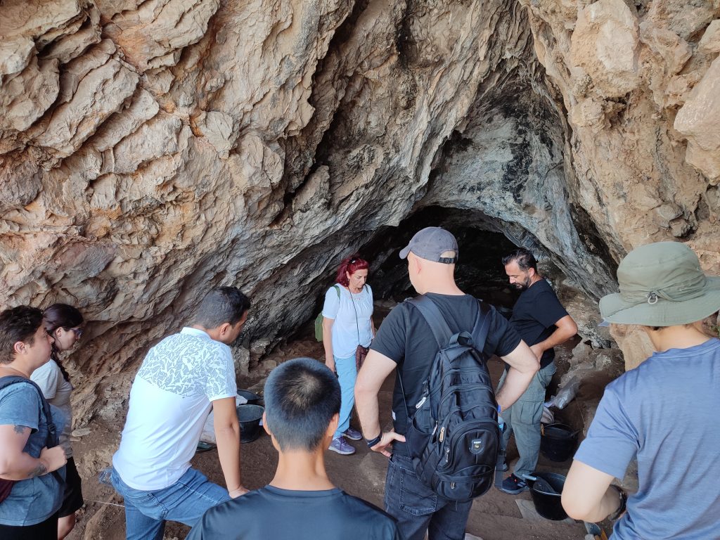 T. C. Kültür ve Turizm Bakanlığı Kültür Varlıkları ve Müzeler Genel Müdürlüğü
Kazılar Şubesi Müdürü Nihal Metin ve Kazılar Şube Müdürlüğü Uzman
Arkeolog Ahmet Erzurumlu, kazı evimizi ve Üçağızll II Mağarası'nı ziyaret
etmişlerdir. Kendilerine ziyaretleri için çok teşekkür ederiz
